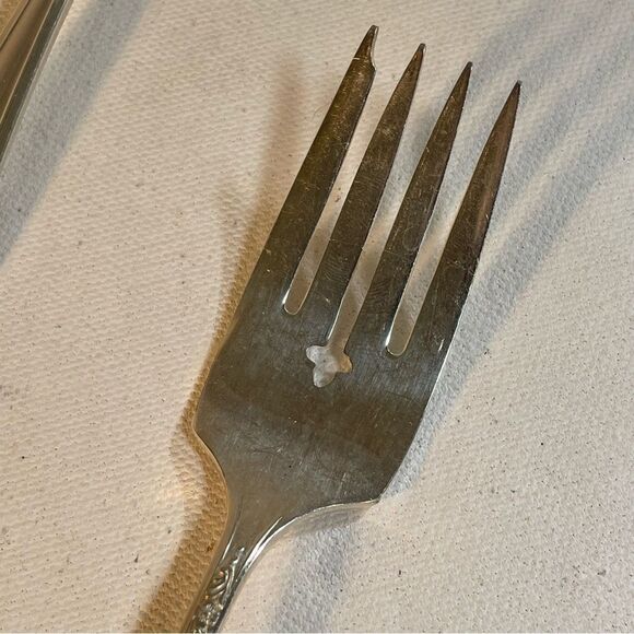 12 salad forks Oneida Tudor Plate QUEEN BESS II Vintage 1946 Silver Plate - Picture 11 of 15